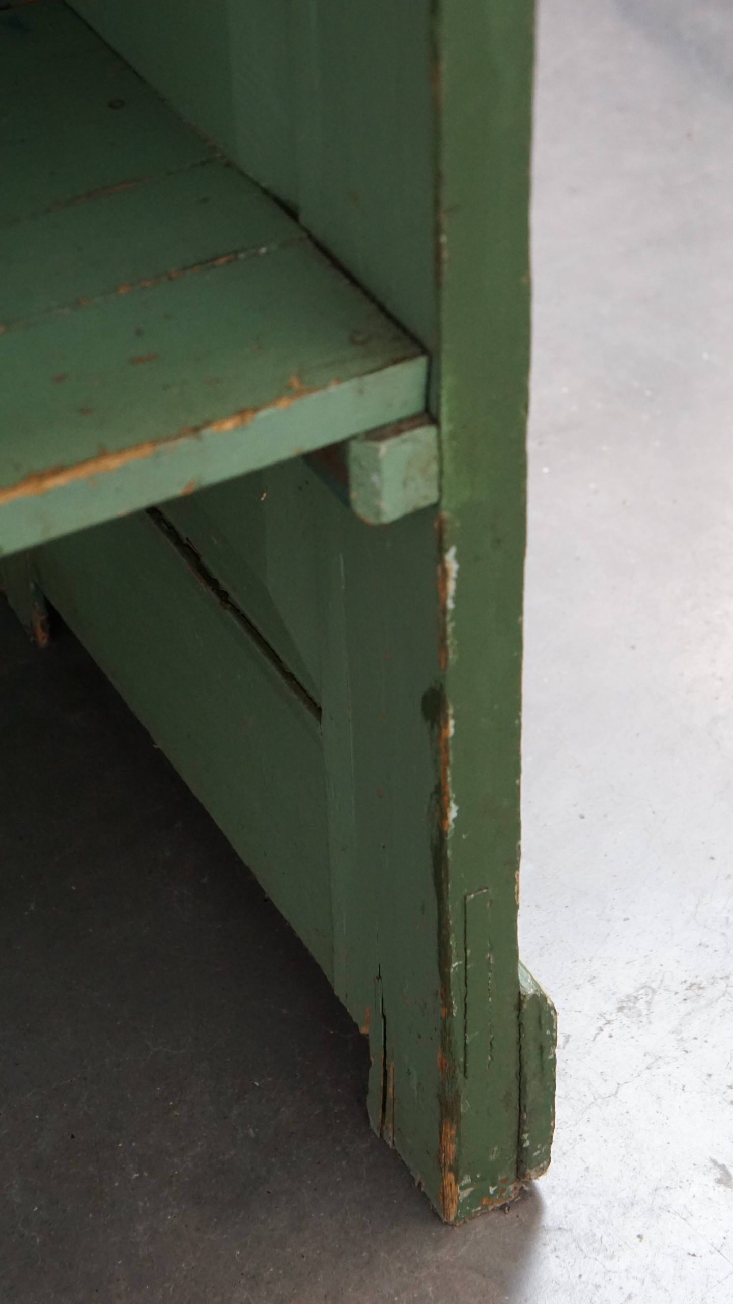 Buffet/comptoir/table d'appoint ancien unique, de couleur verte, datant de la fin du XIXe/début du XXe siècle, avec un plateau en marbre.