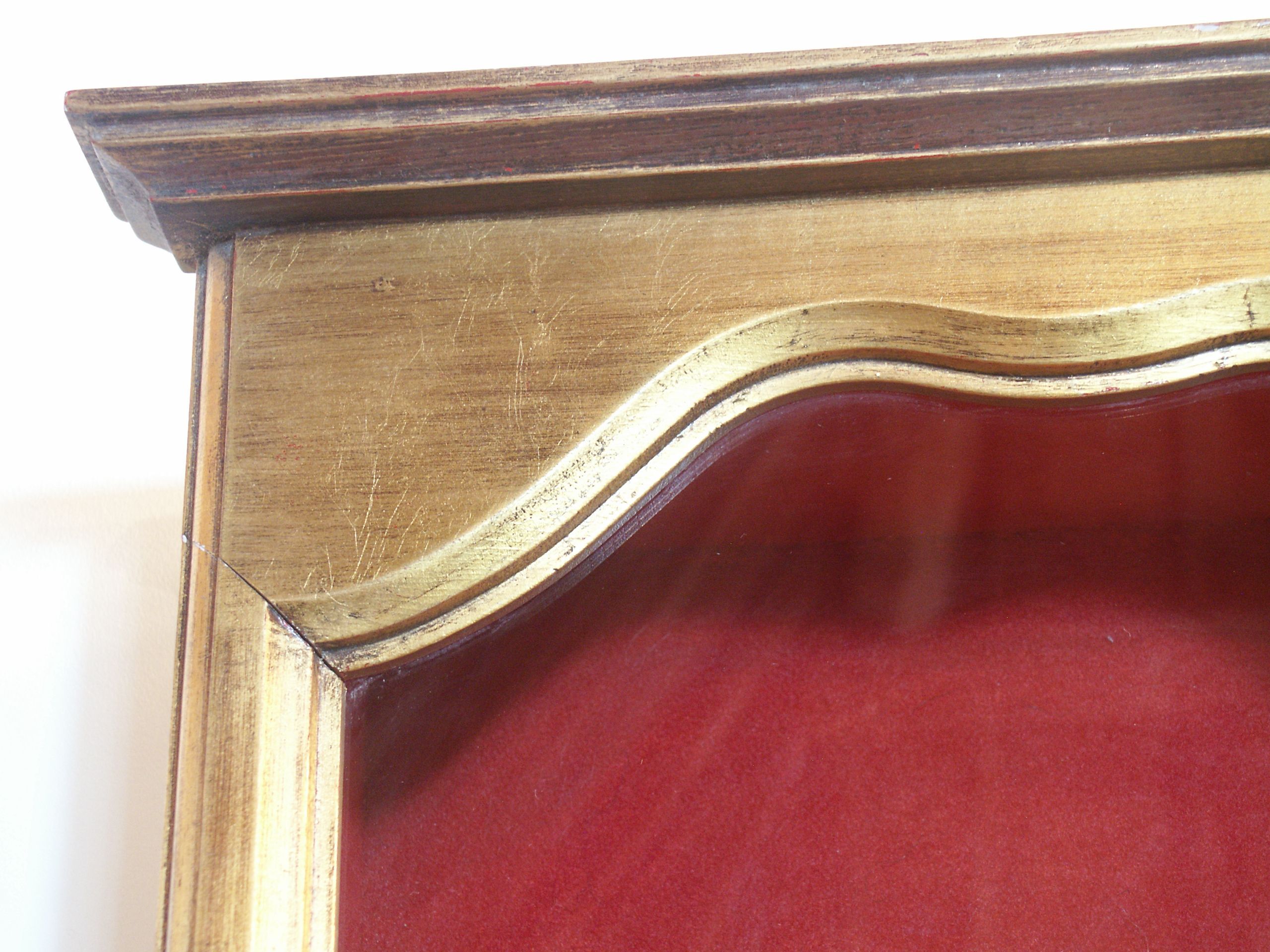 Wall showcase for collections