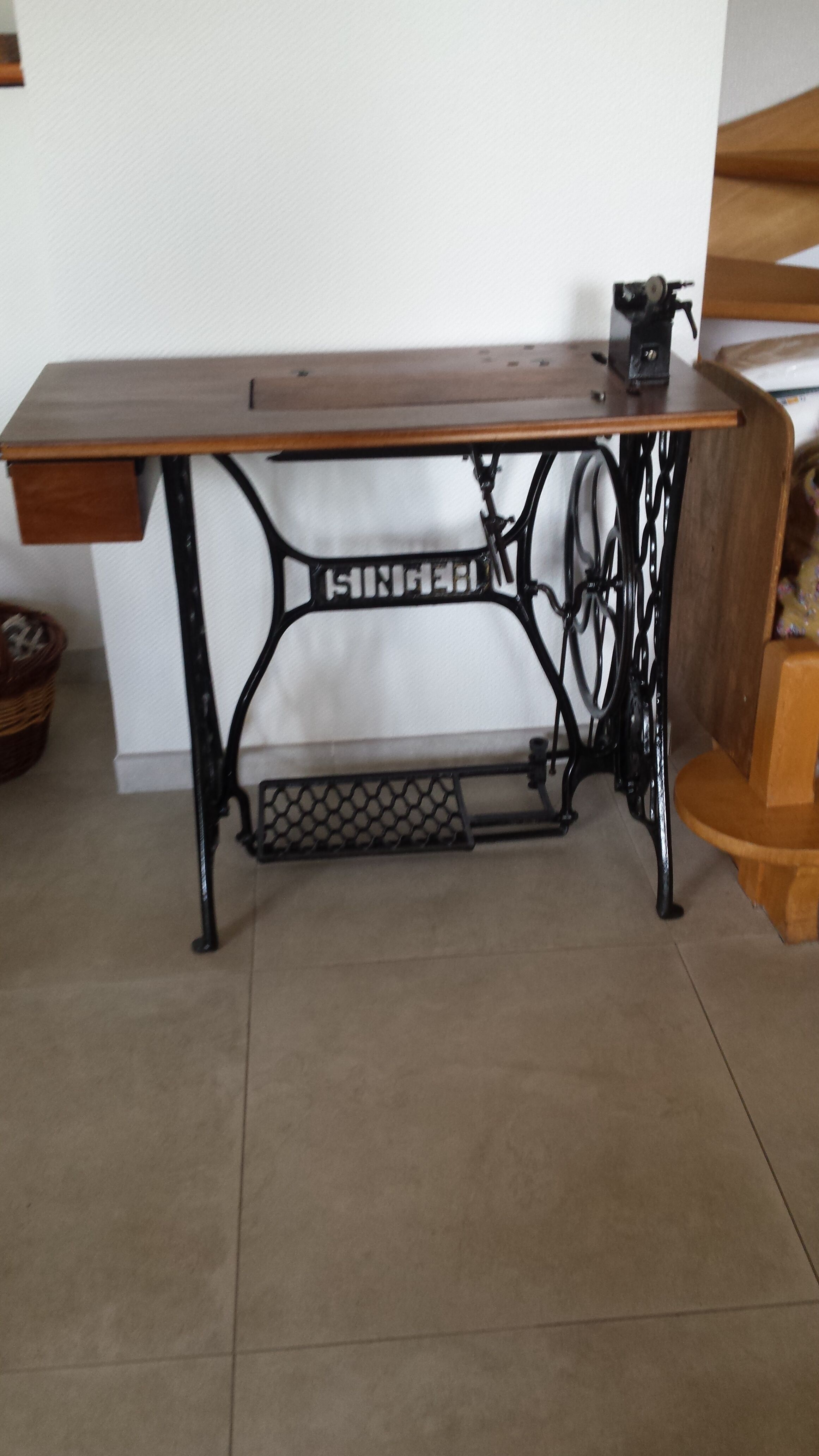 Singer's sewing machine foot console