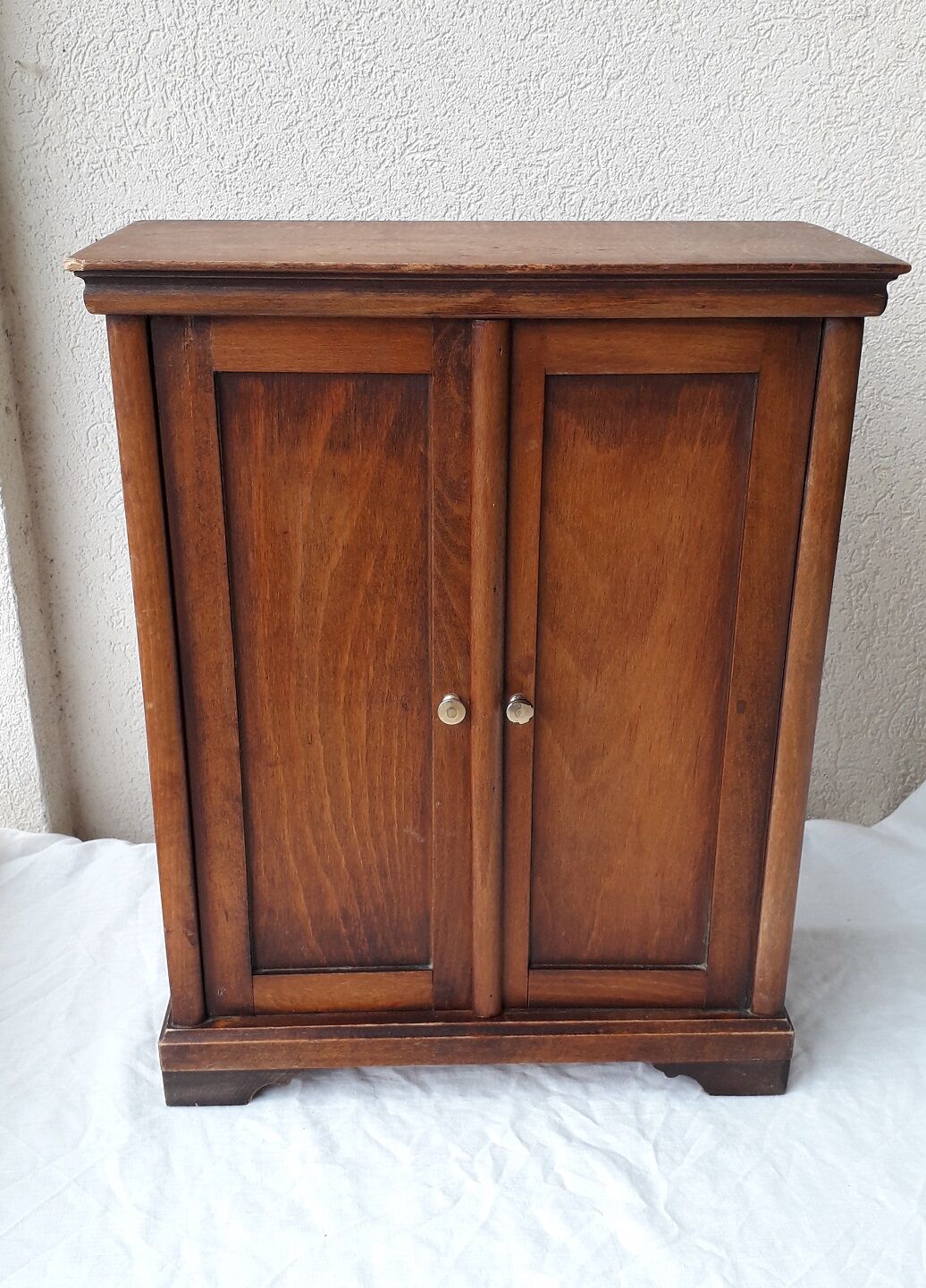 Armoire de poupée en bois
