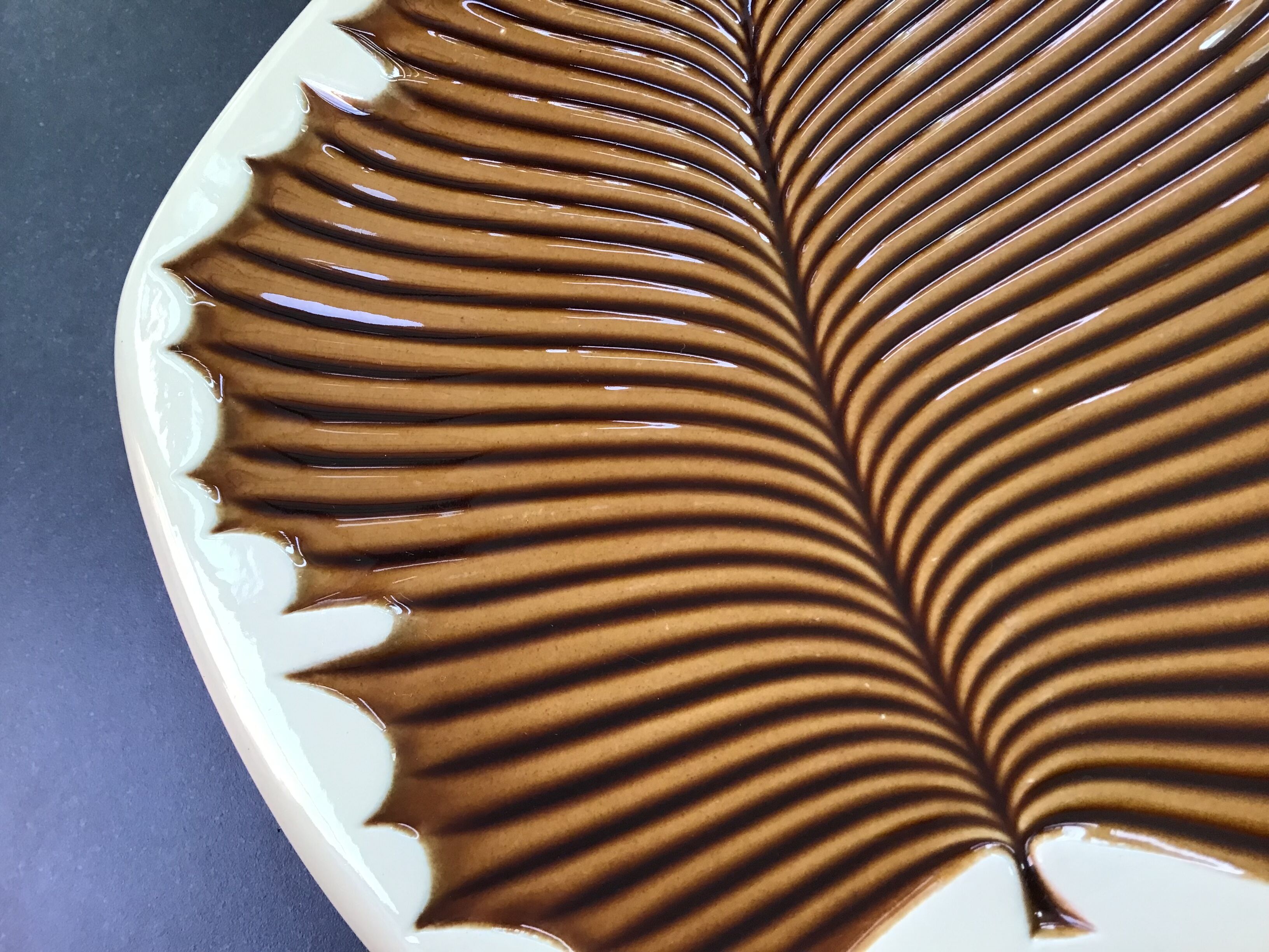 Verceram cheese board, leaf decoration