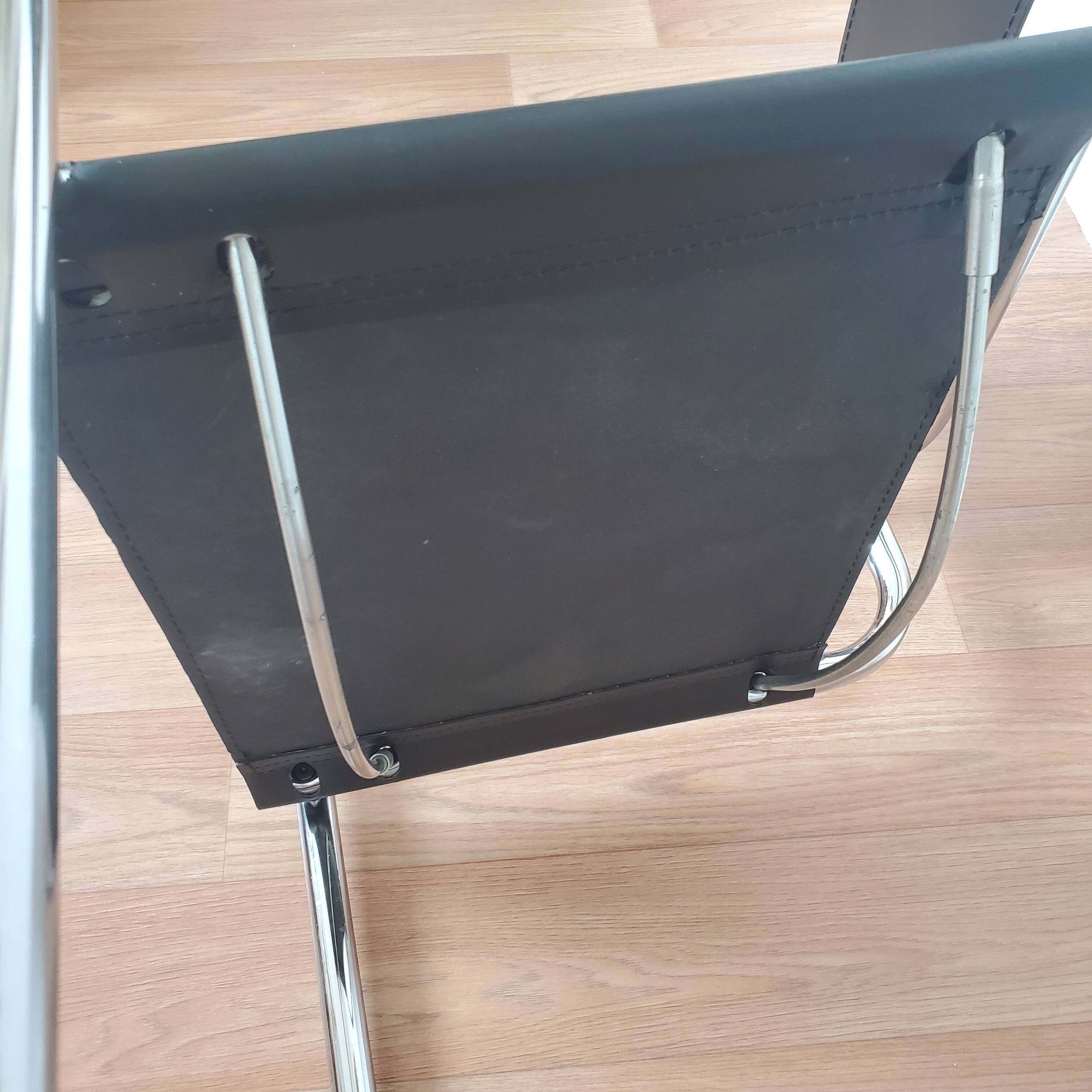 Pair of armchairs in chrome and black leather