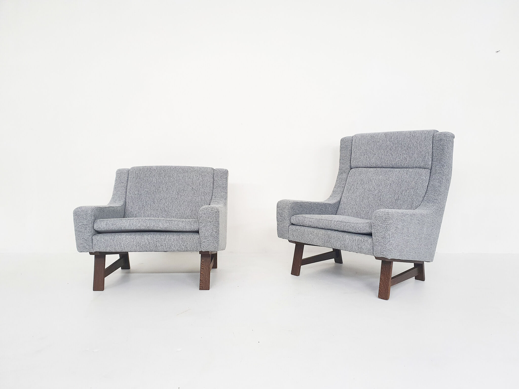 Set of two Dutch design lounge chairs with wenge feet