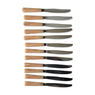 Ensemble de 12 couteaux en corne années 60