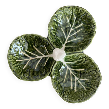 Chinoiserie serving dish in majolica with cabbage leaves.