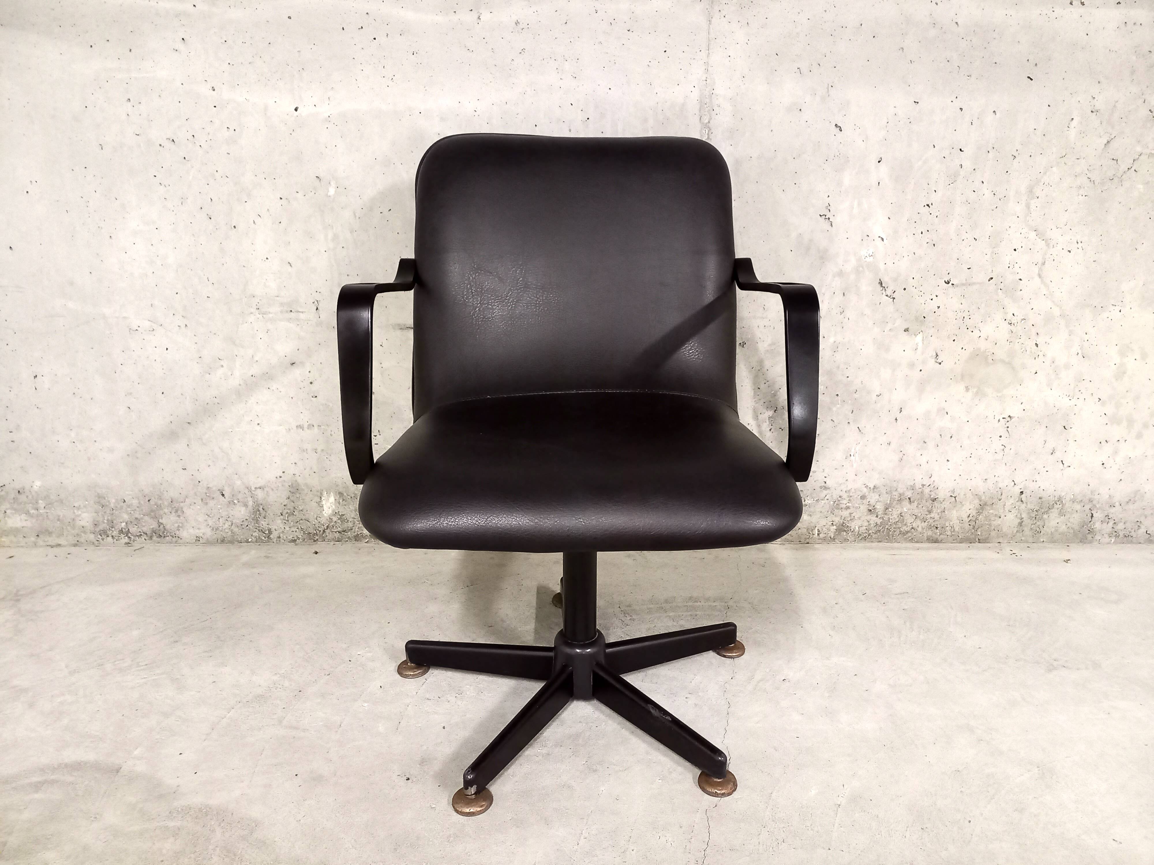 Vintage 70s swivel office chair in skai and black metal