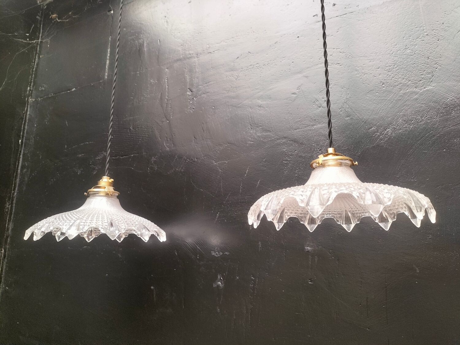 Paire suspensions en verre holophane