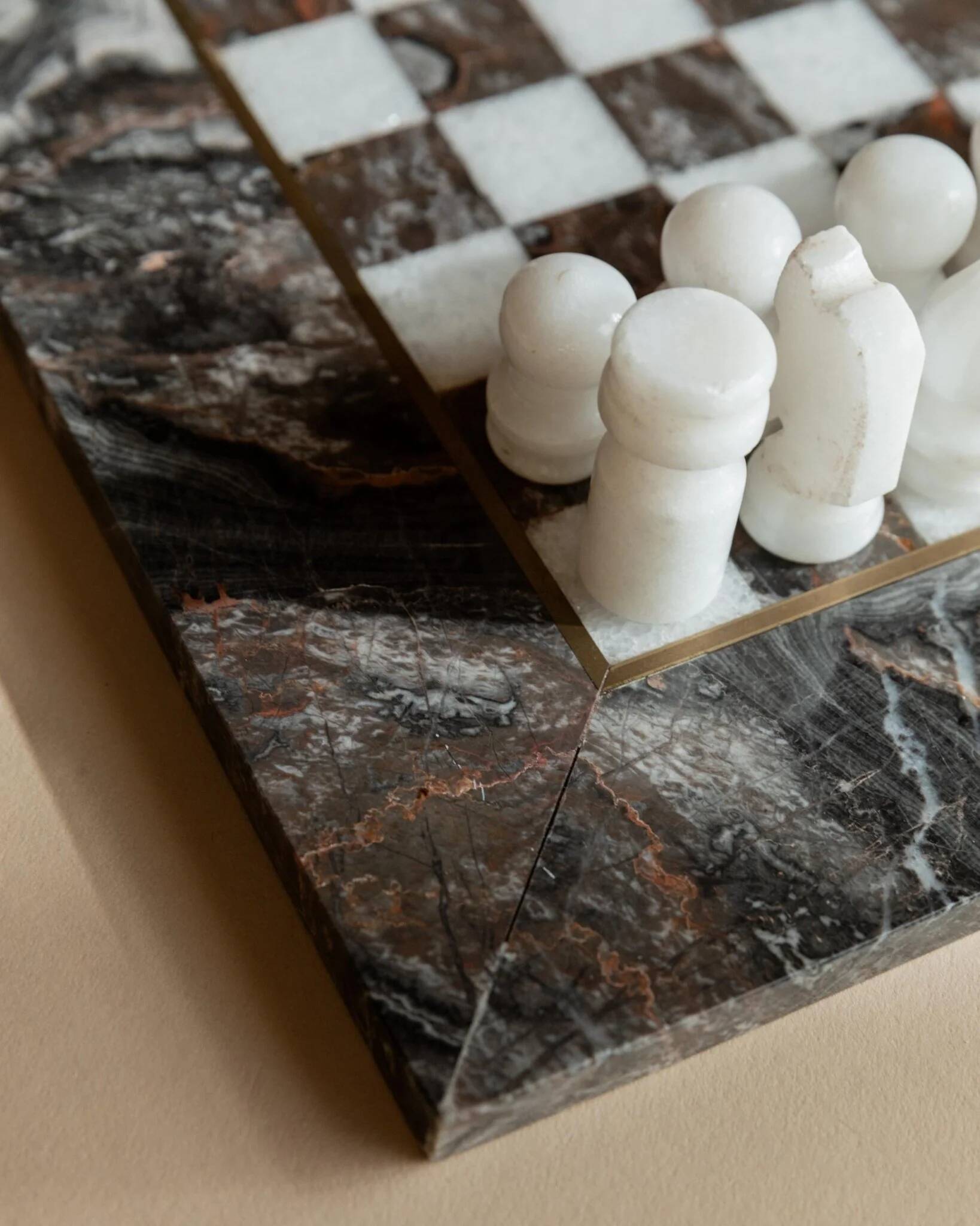 Vintage Marble Chess Set in Grey and Pink Stone – Hand-Carved Pieces, 31x31 cm Board, 1960s Italian Design