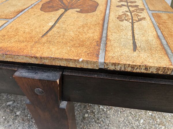 Table basse vintage en céramique a décors aux herbiers par Roger Capron, piétement en hêtre massif.