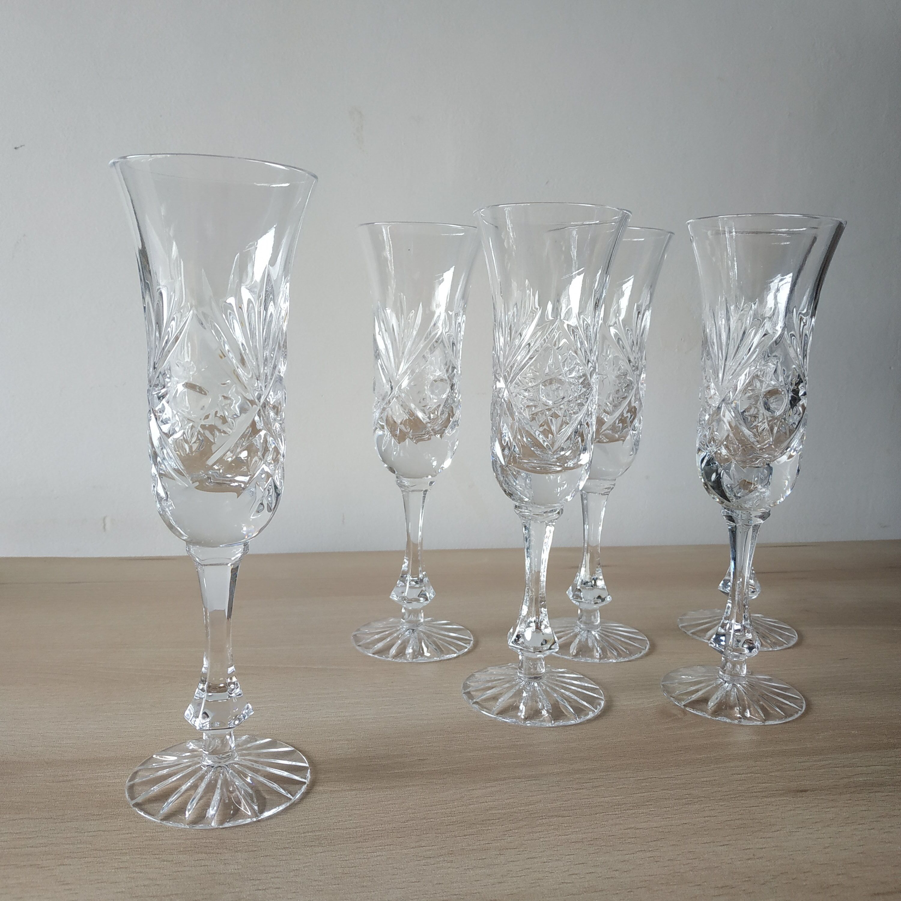 Champagne glasses in chiseled crystal from Lorraine