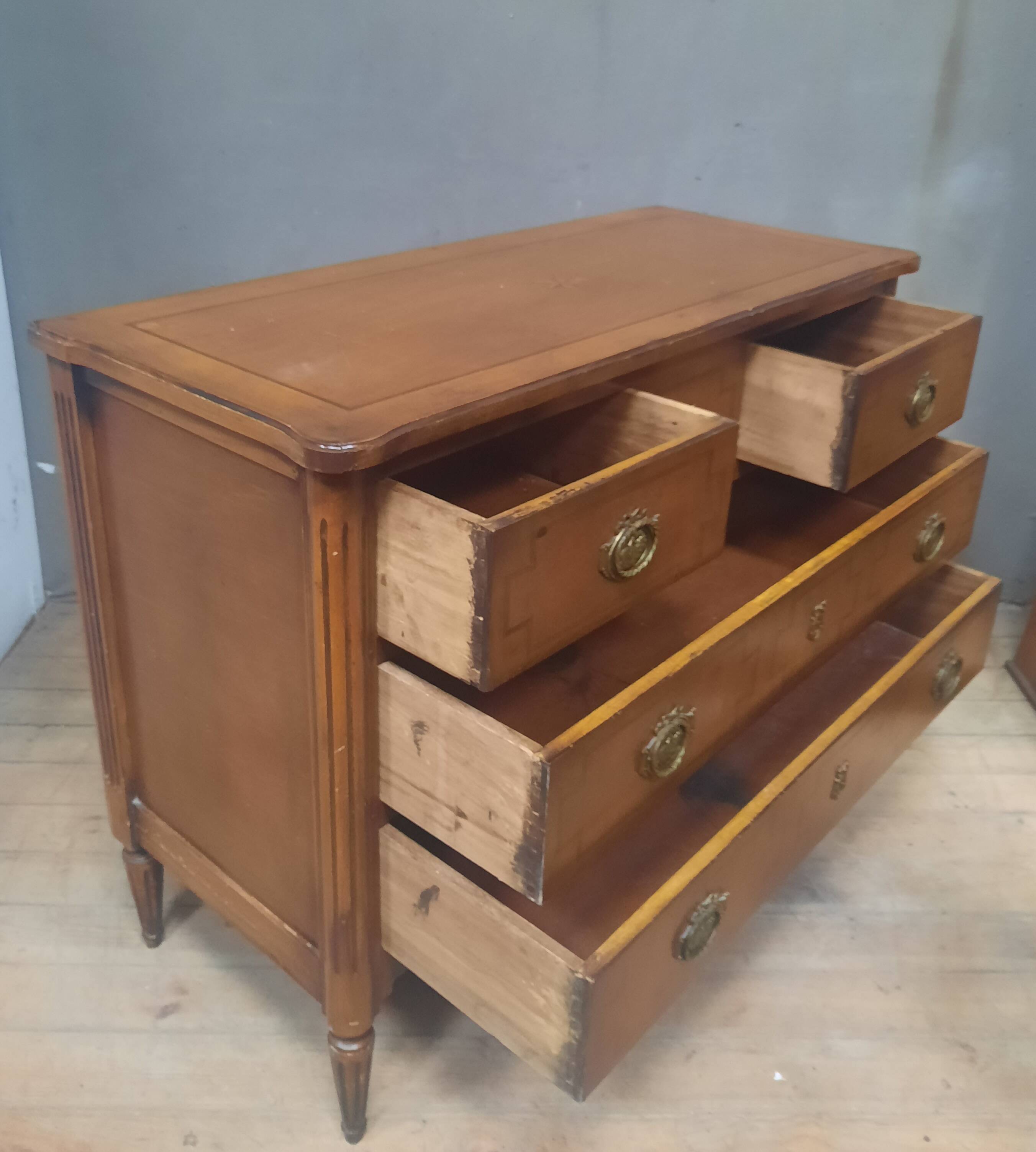 Commode de style Louis XVI à trois tirroirs