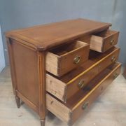 Commode de style Louis XVI à trois tirroirs