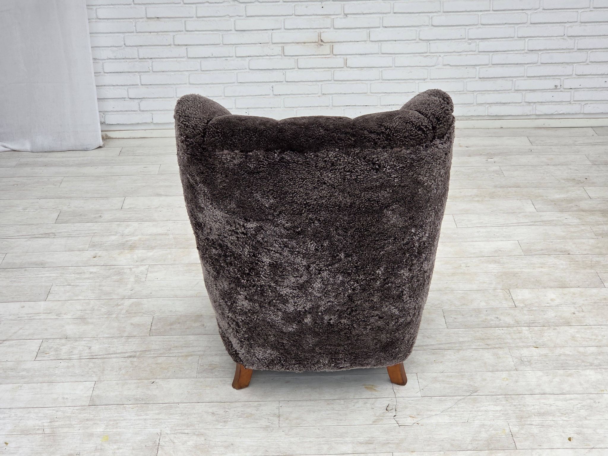 Années 1960, design danois, fauteuil rembourré, véritable peau de mouton.