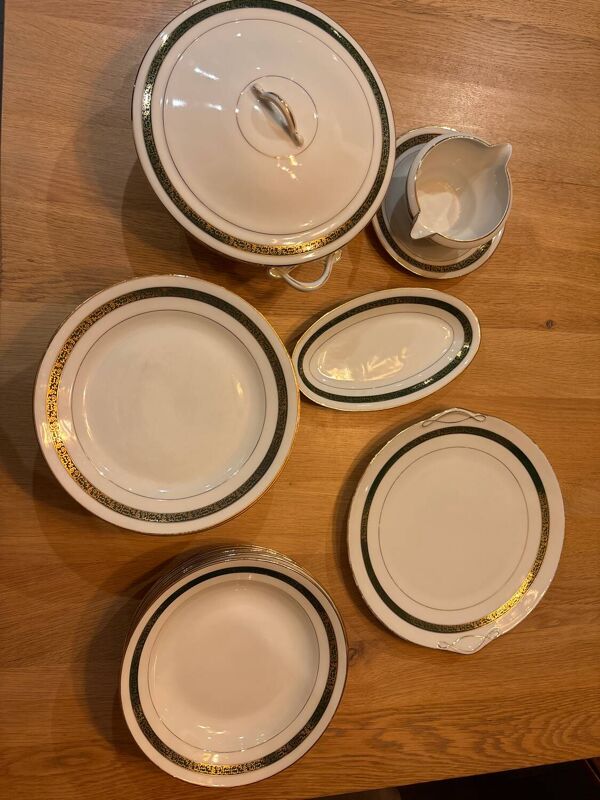 Service complet ancien en porcelaine de Limoges verte et dorée