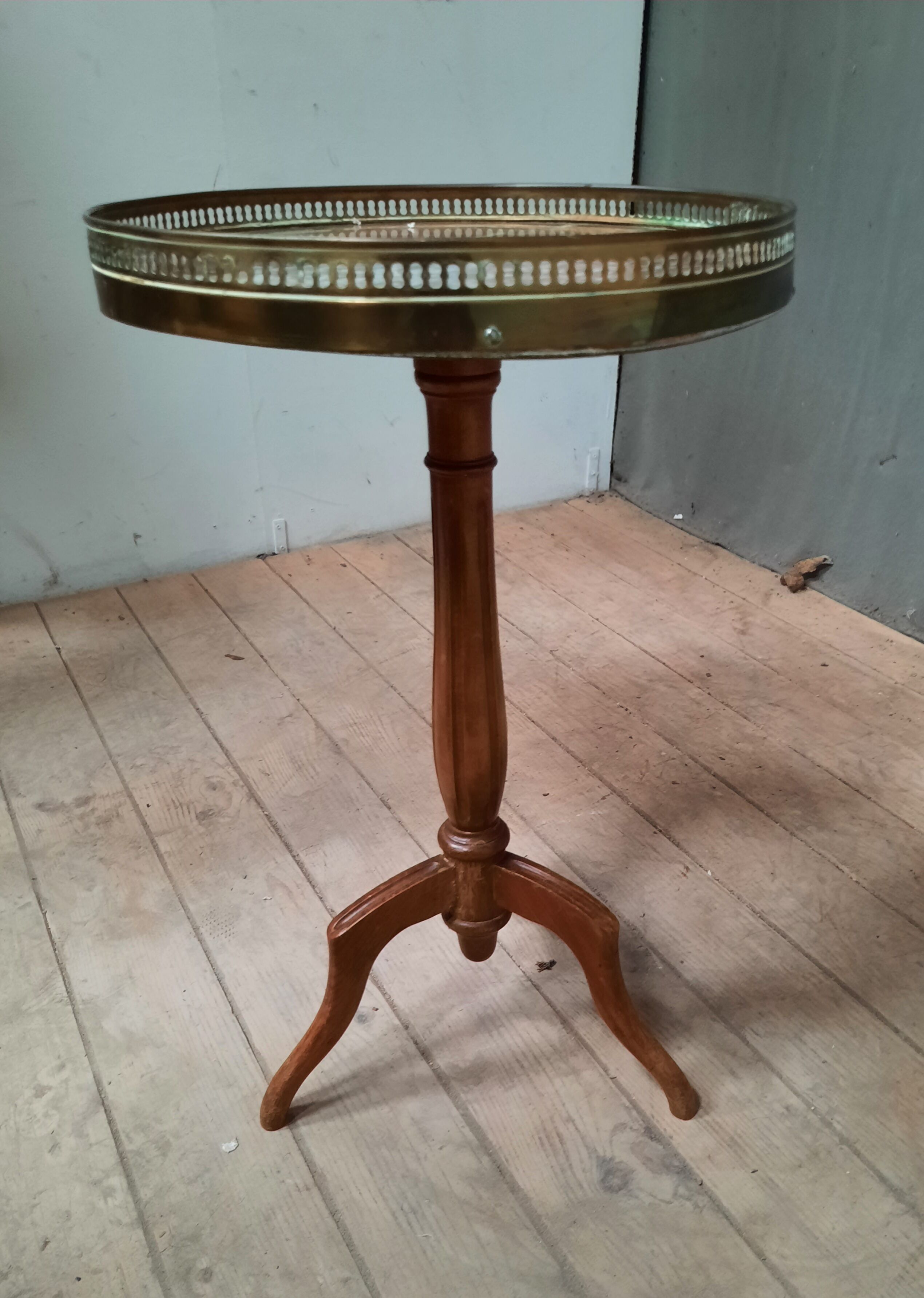 Gueridon dessu marble