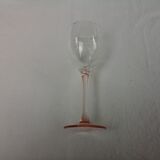 6 glasss of wine on pink foot