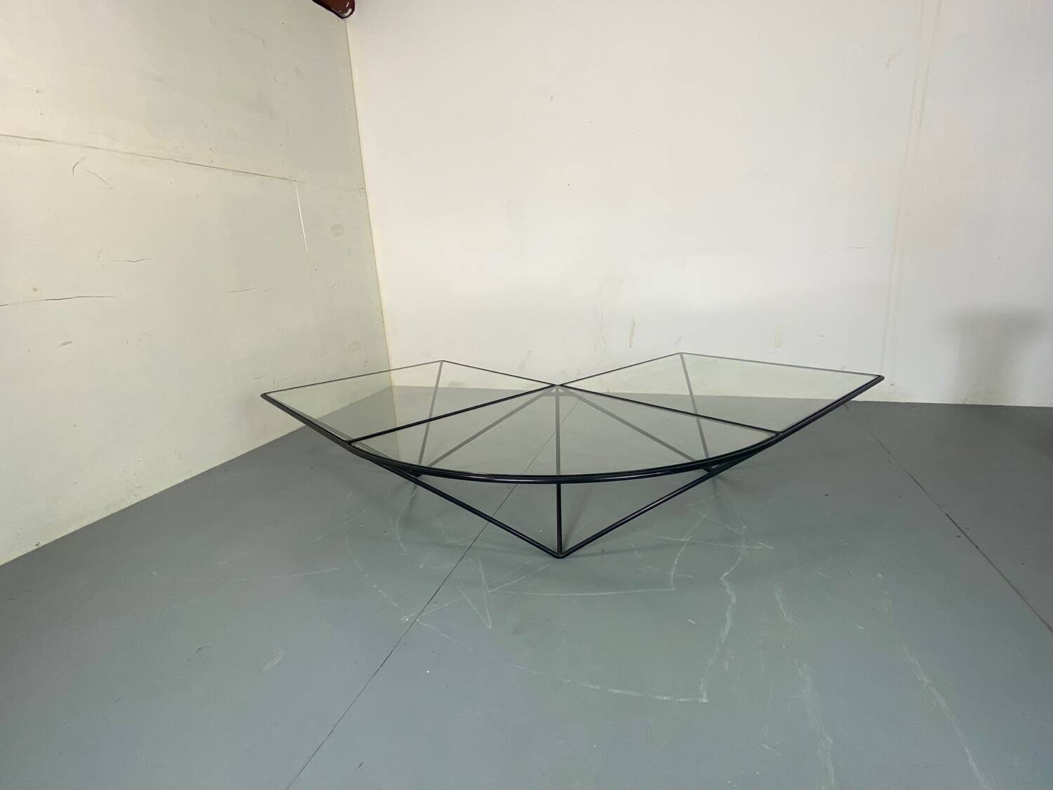Table Basse Moderniste Furtive en Acier et Verre, Italie, années 1980