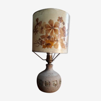 Lampe1970 en grès émaillé signé avec abat jour de fleur sauvage