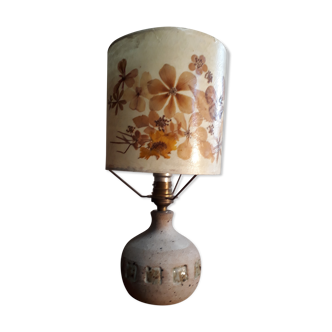 Lampe1970 en grès émaillé signé avec abat jour de fleur sauvage