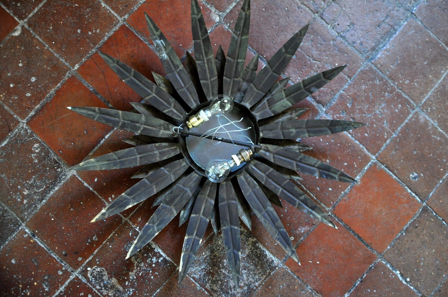 Applique florale soleil brutaliste, métal doré, Italie, 1970