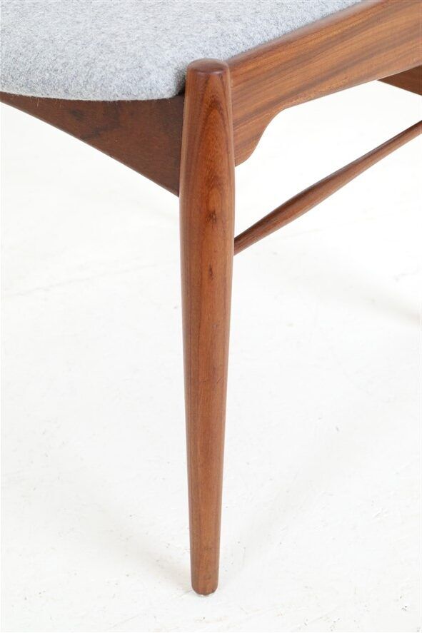 Chaise en teck Ærthøj Jensen & Mølholm entièrement restaurée avec un revêtement en feutre de laine / Design danois moderne du milieu du siècle / Années 1960