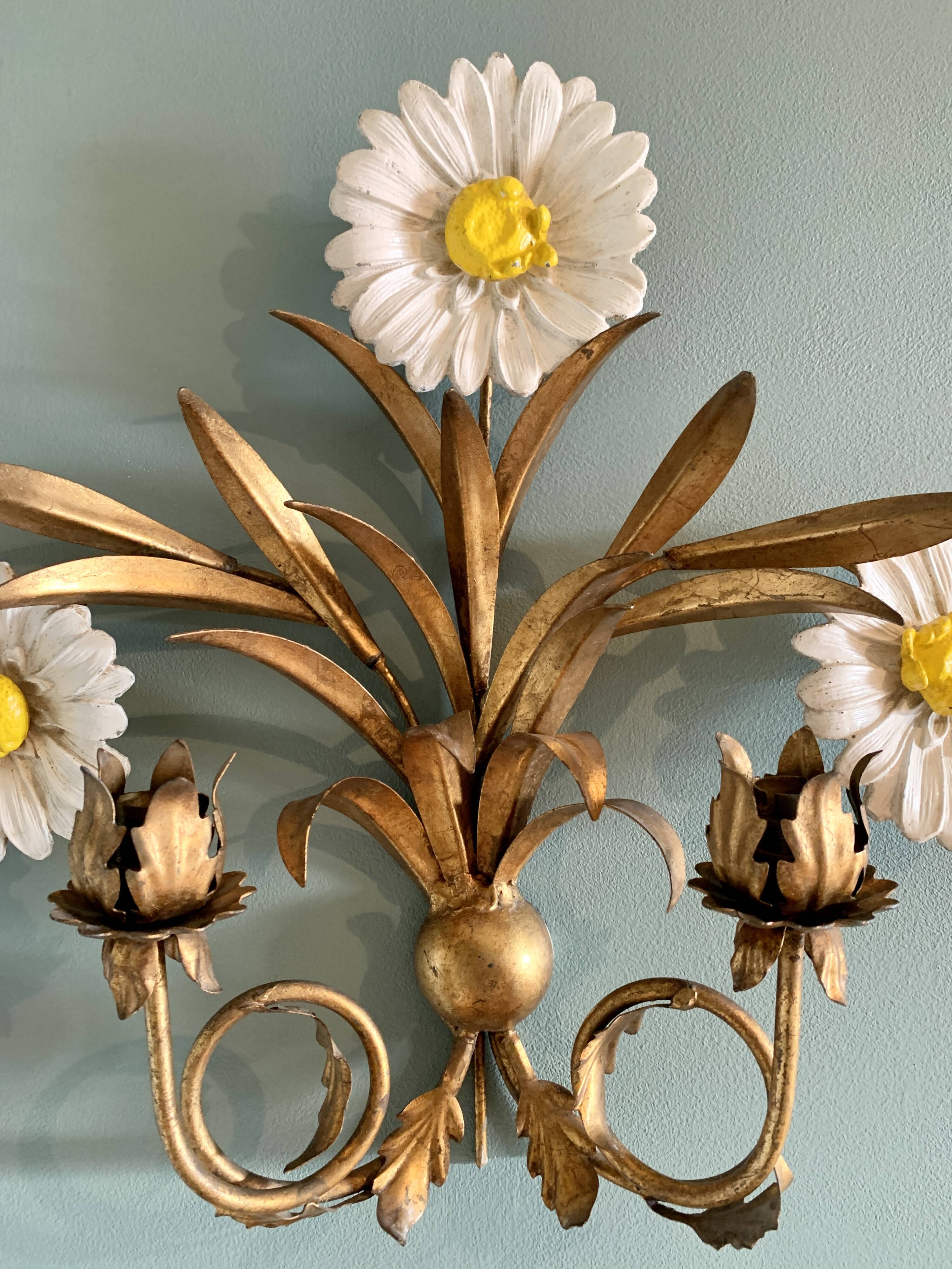 Wall lamp in gilded brass with a daisy design.
