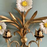 Wall lamp in gilded brass with a daisy design.