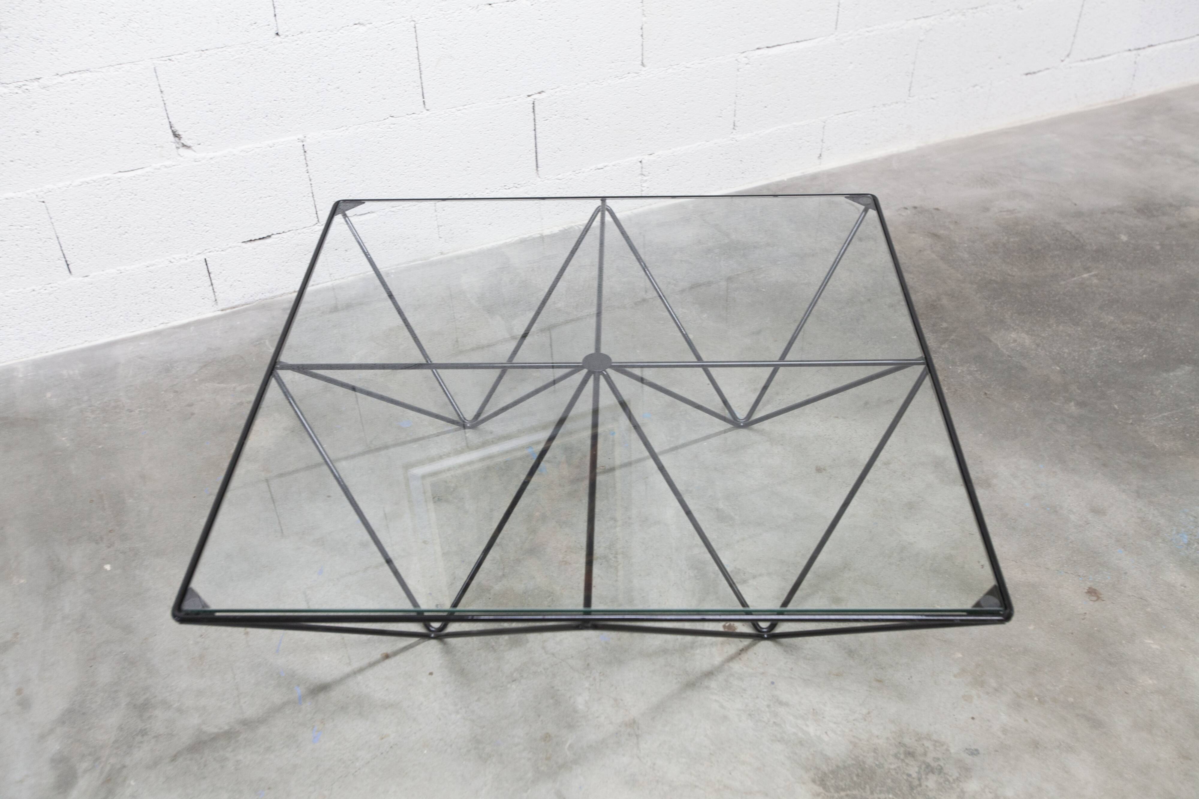 Coffee table 100x100cm in very good condition, 1980.