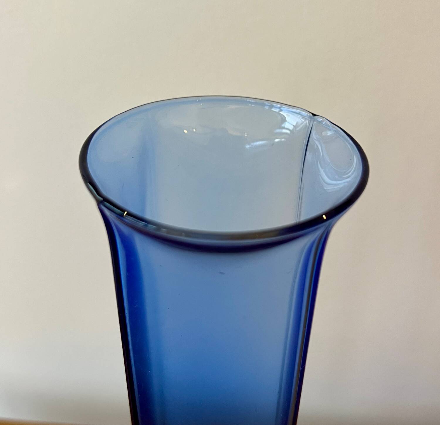 Vase soliflore vintage en cristal bleu, Italie