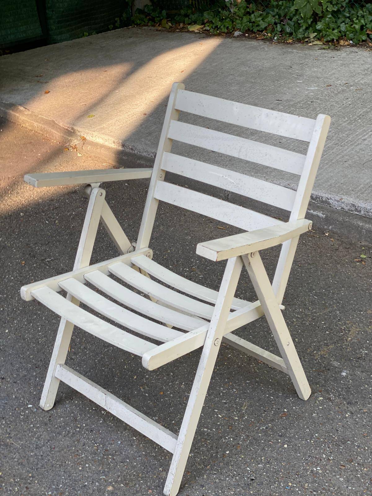 Chaise de jardin pliable blanche en bois massif