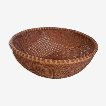 Rounded wicker basket.