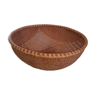 Rounded wicker basket.