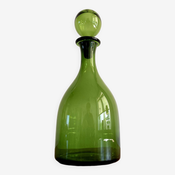 Bouteille à carafe en verre vert avec bouchon rond dans le style du verre Blenko ou Empoli