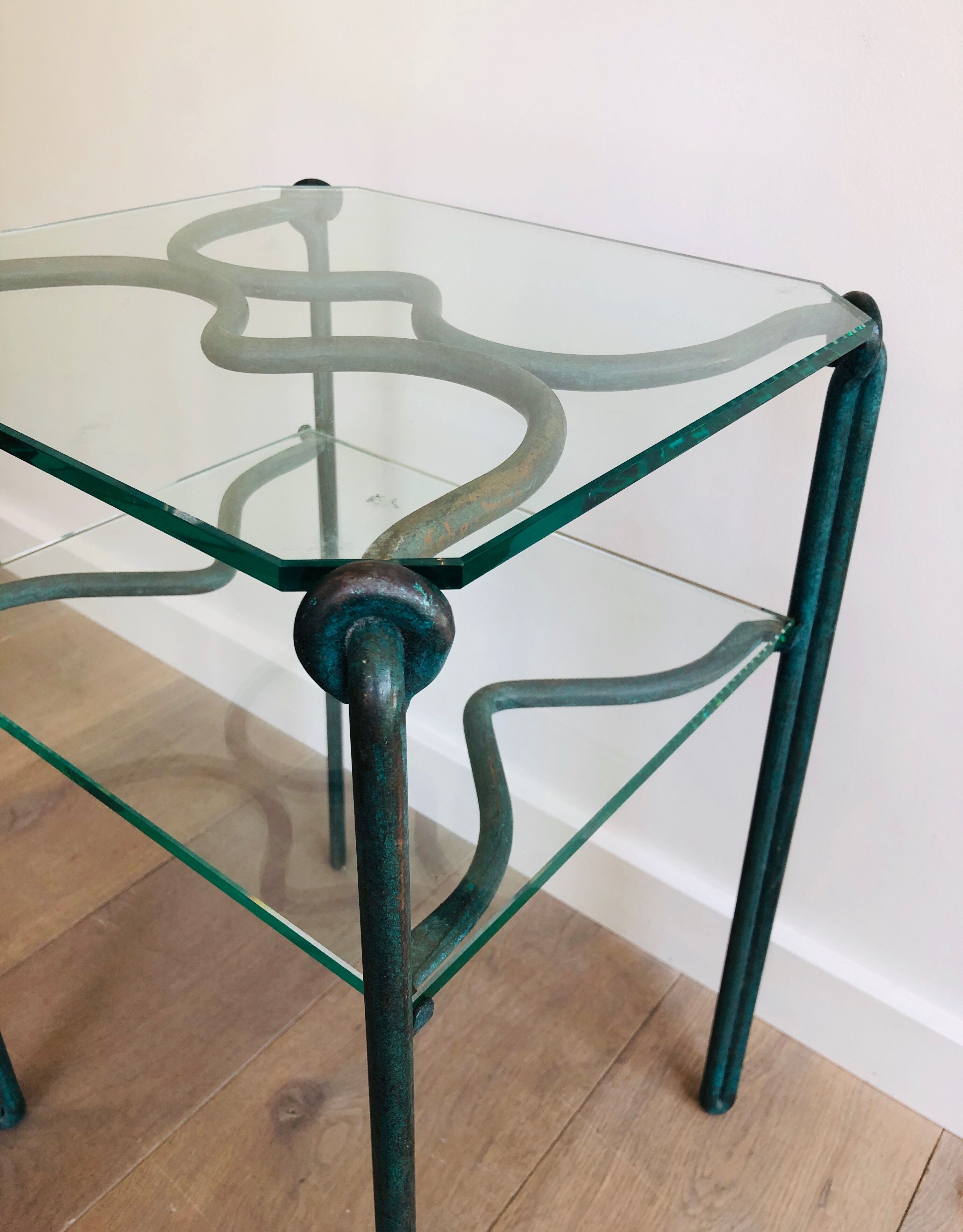 Paire de bouts de canapé en fer forgé et plateaux de verre