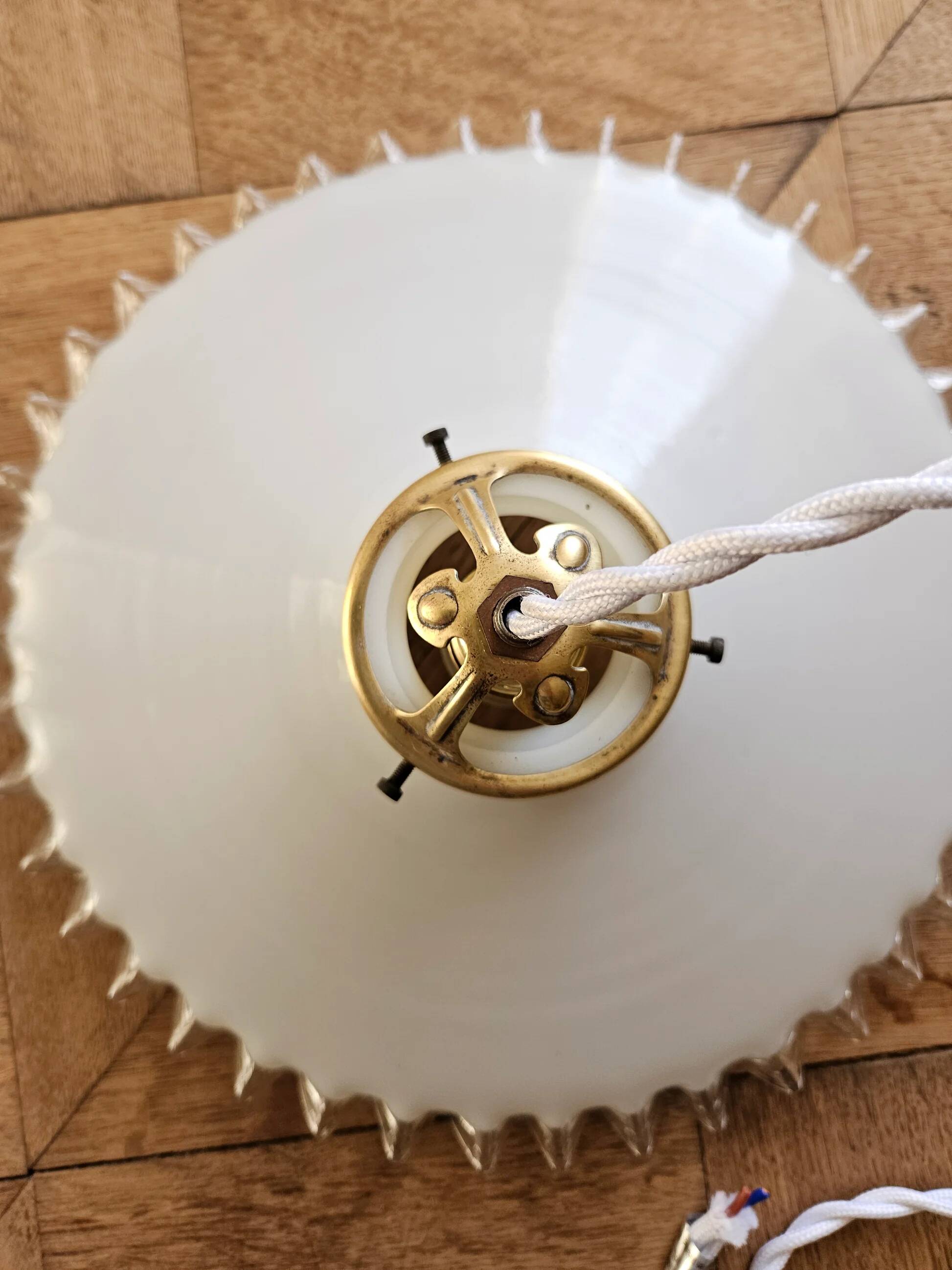 Suspension vintage en opaline dentelée