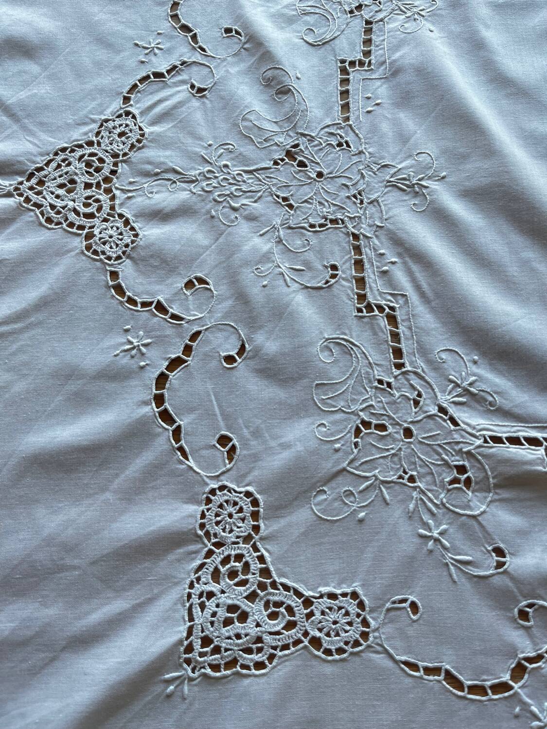 Round embroidered cotton tablecloth
