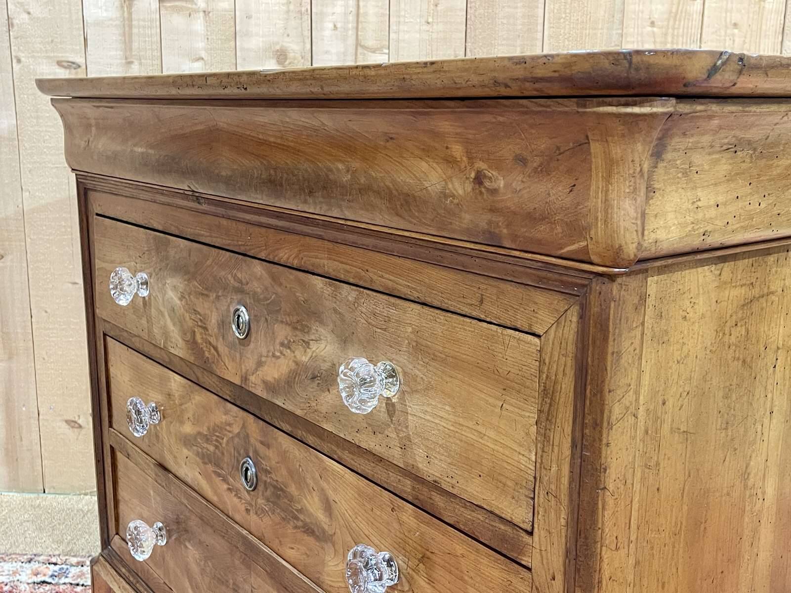 Louis Philippe chest of drawers with 5 drawers from the 19th century in cherry wood with glass knobs