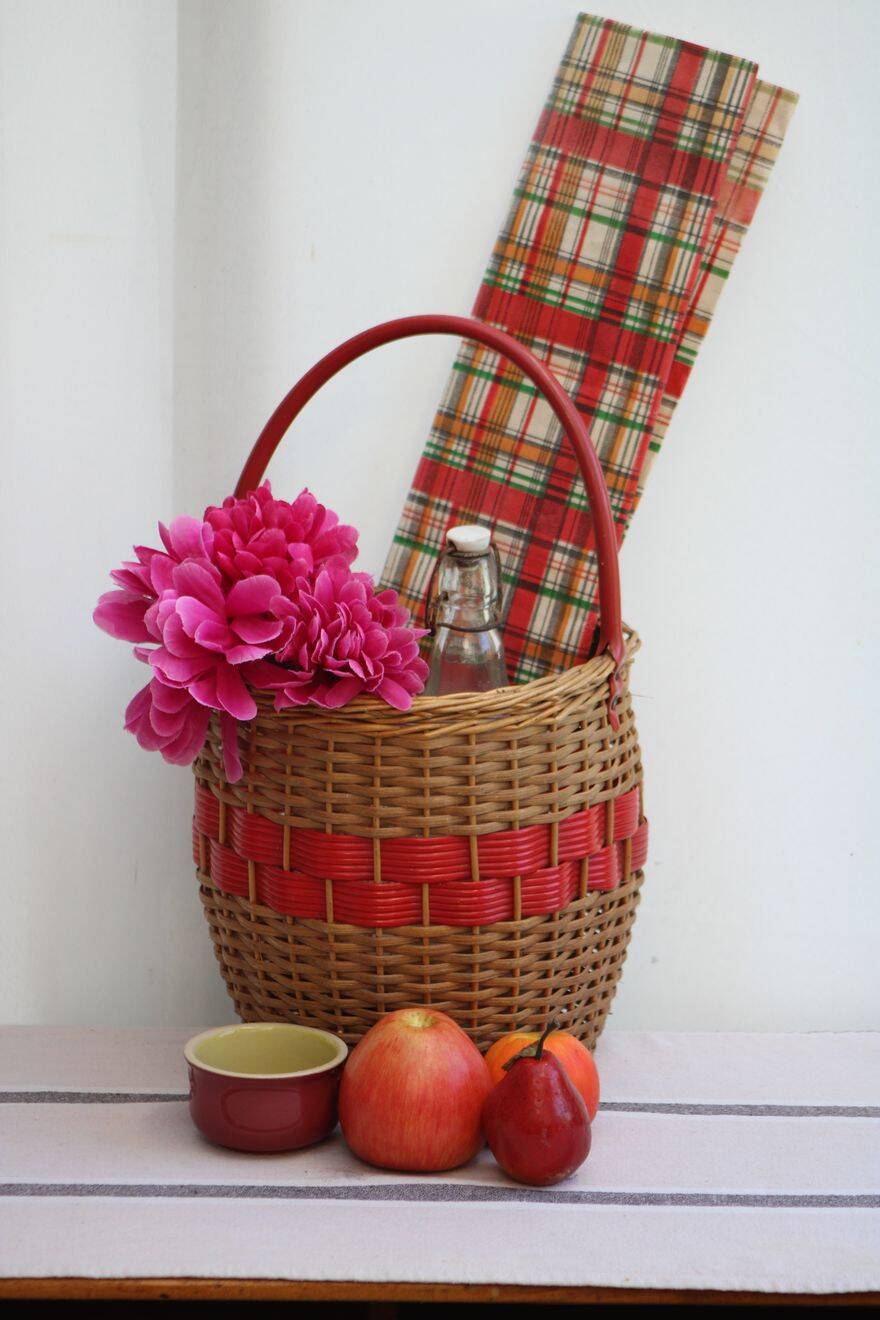 Wicker basket and scoubidou