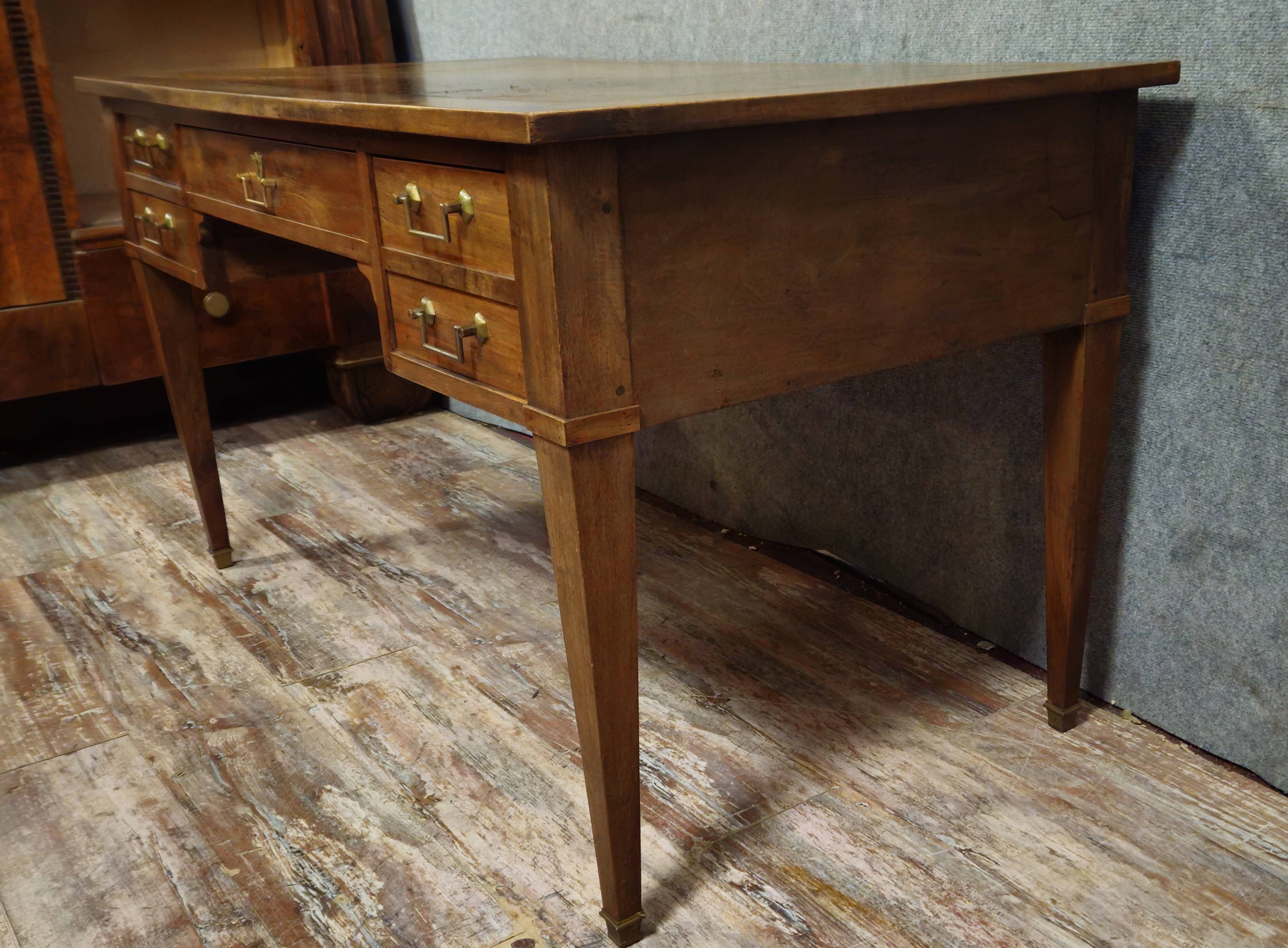 Flat desk from the Directoire period in walnut, 19th century work.