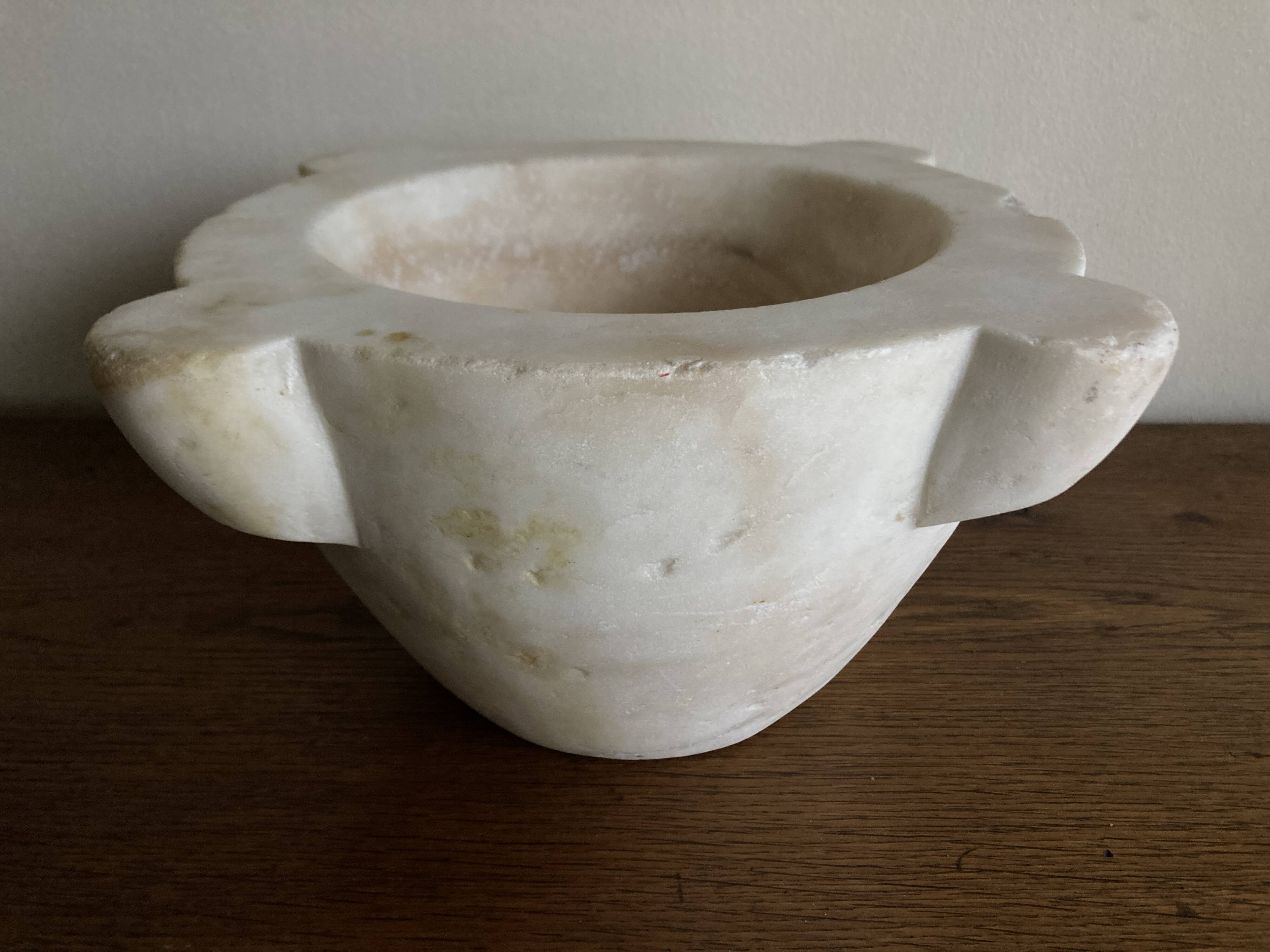Mortier 19e néo classique en marbre blanc XXL