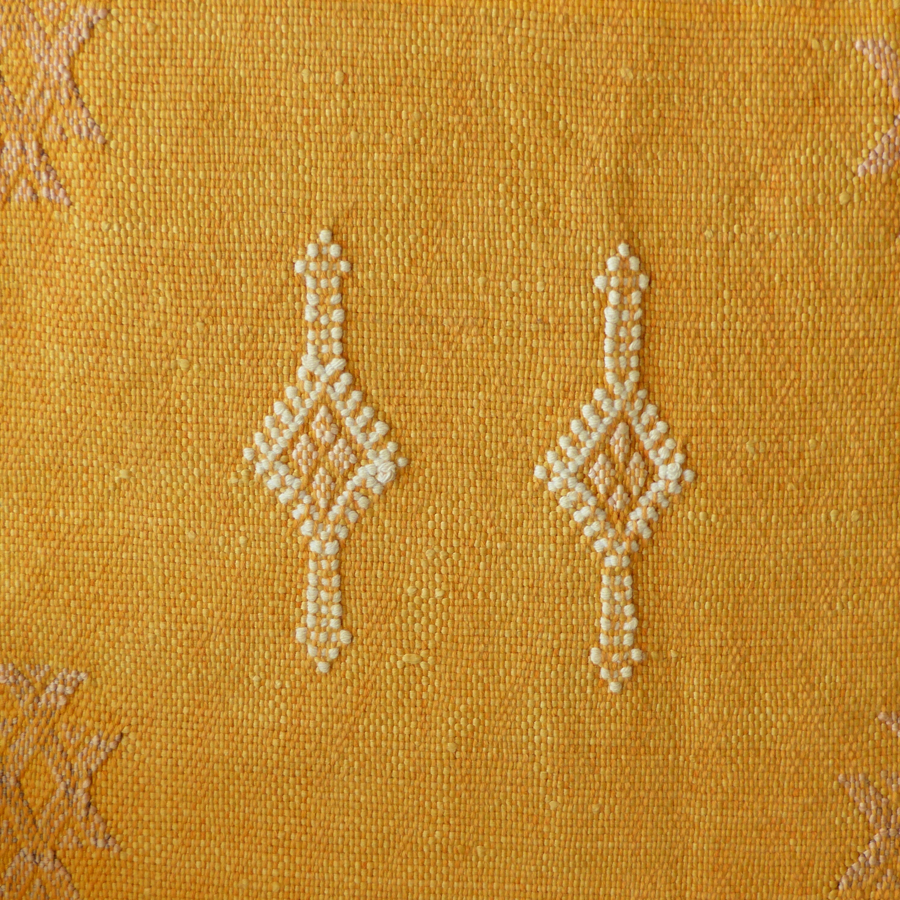 Coussin marocain jaune en soie de cactus