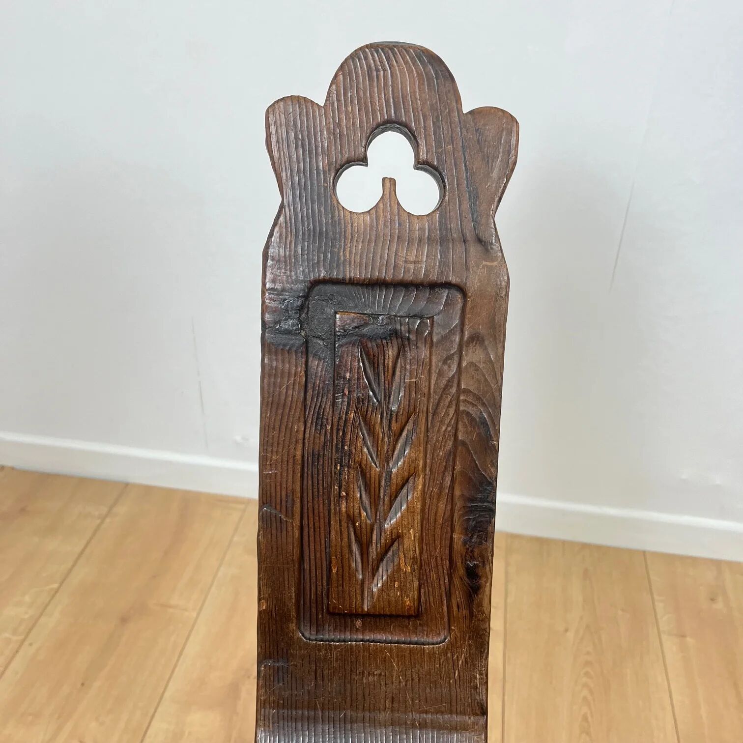 Pair of low tripod chairs in solid wood, mid-20th century.