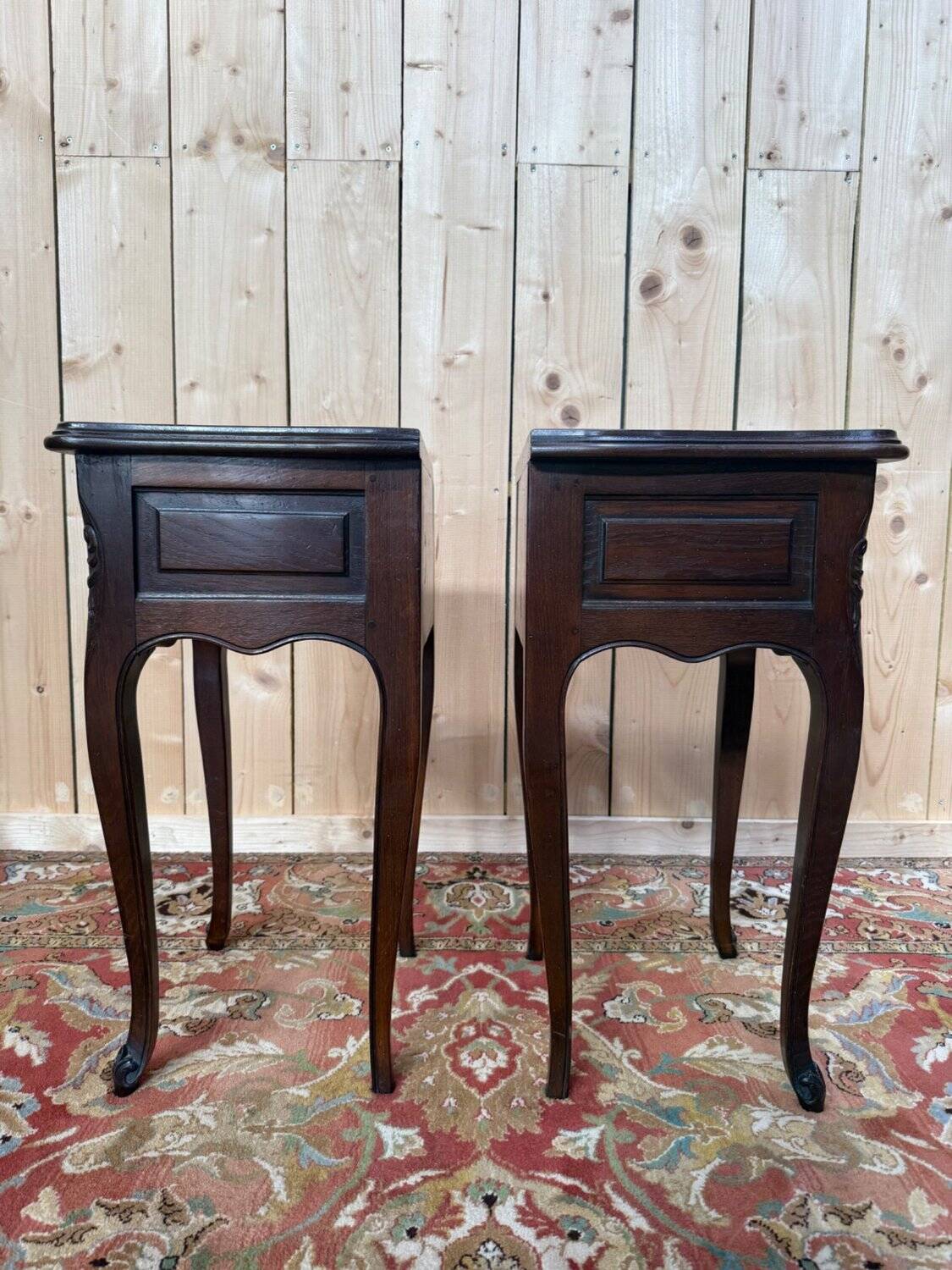 Pair of bedside tables – Louis XV style – Solid oak – Brass