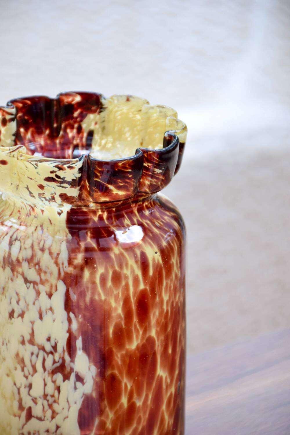 Vase en verre moucheté