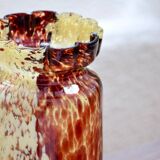 Vase en verre moucheté