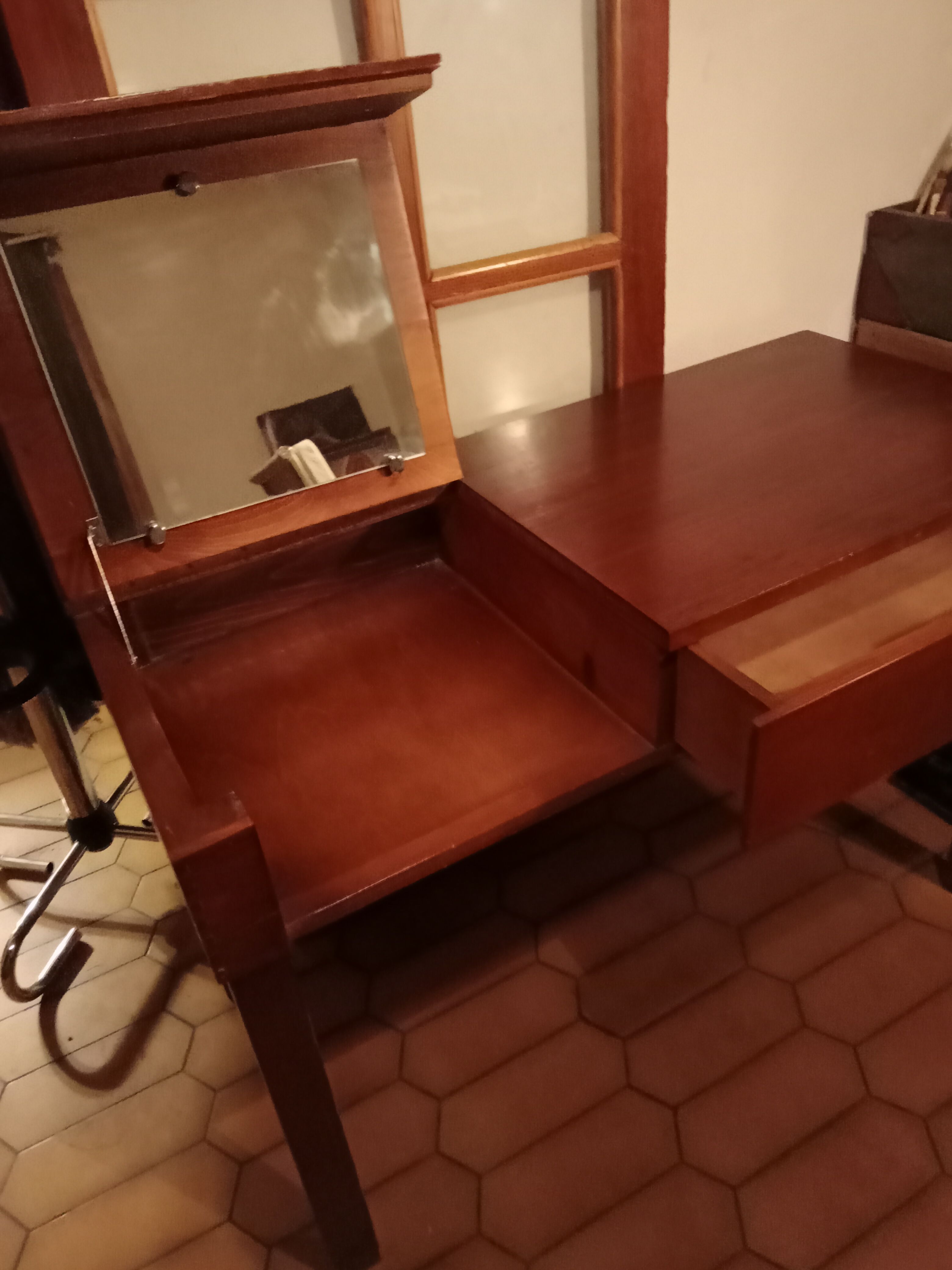 Hairdresser office 50s