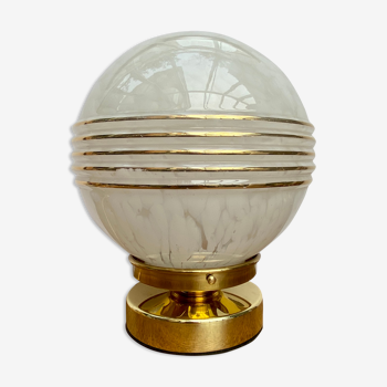 Lampe à poser globe vintage en verre de Clichy blanc rayures dorées.