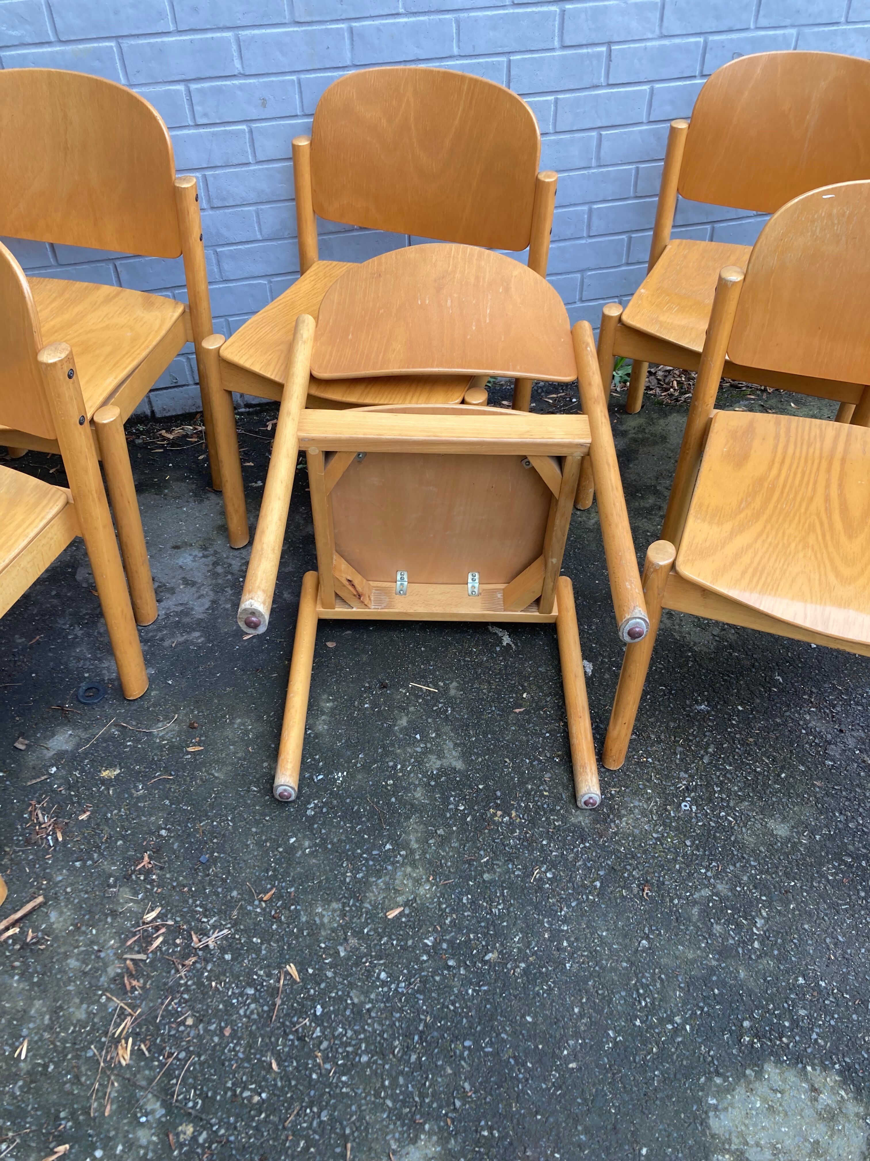 Set of six style chairs