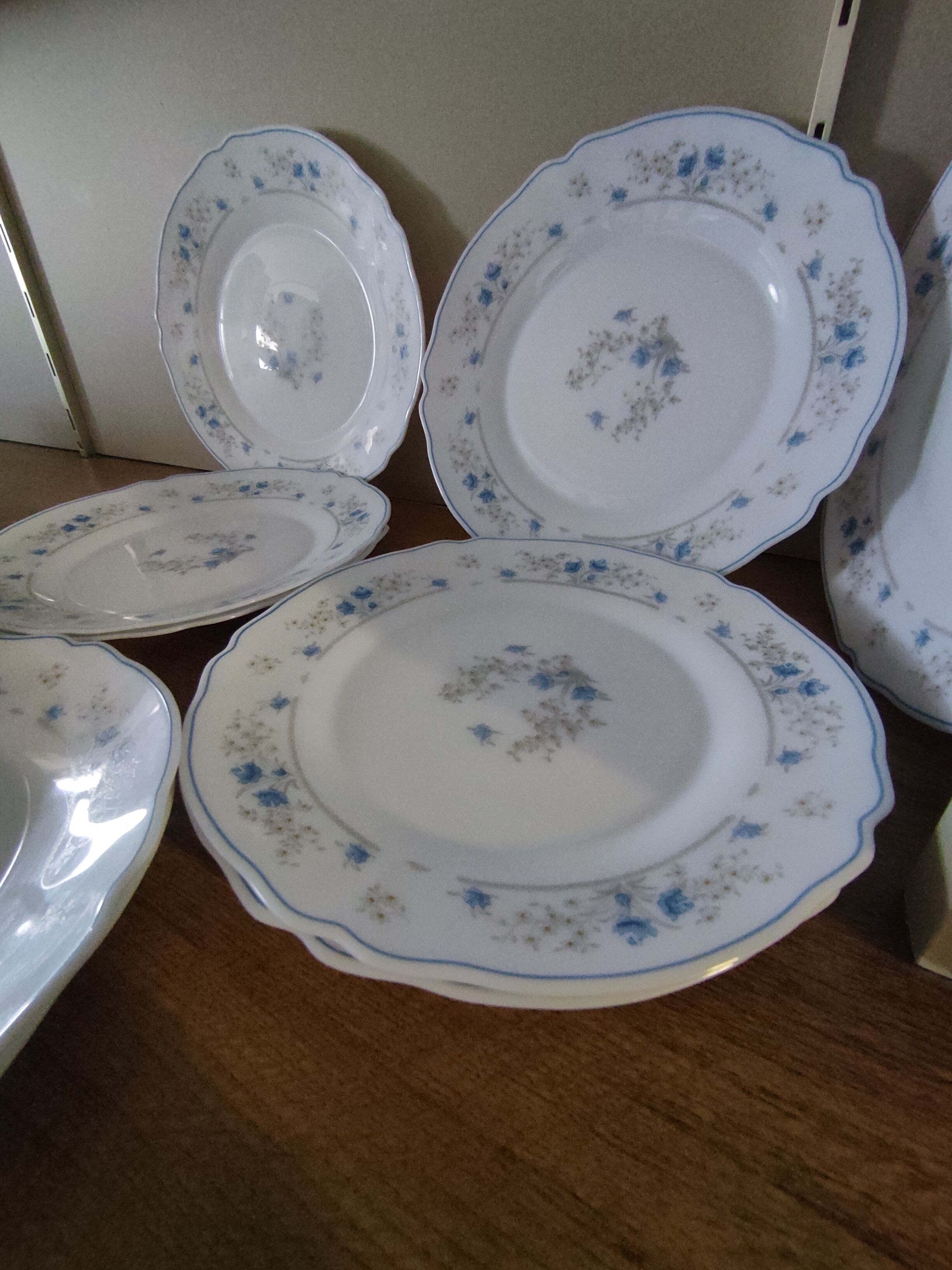 Series 10 flat plates Arcopal, white opaline with blue flowers
