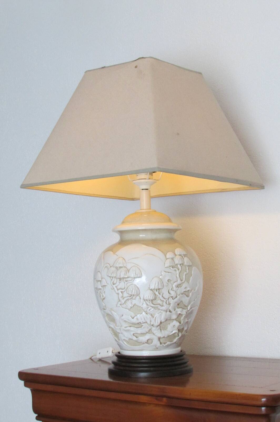Large enameled porcelain lamp in relief, Asian pattern